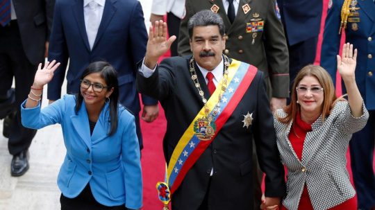 Venezuelská viceprezidentka Delcy Rodríguezová s prezidentom Madurom a jeho manželkou.