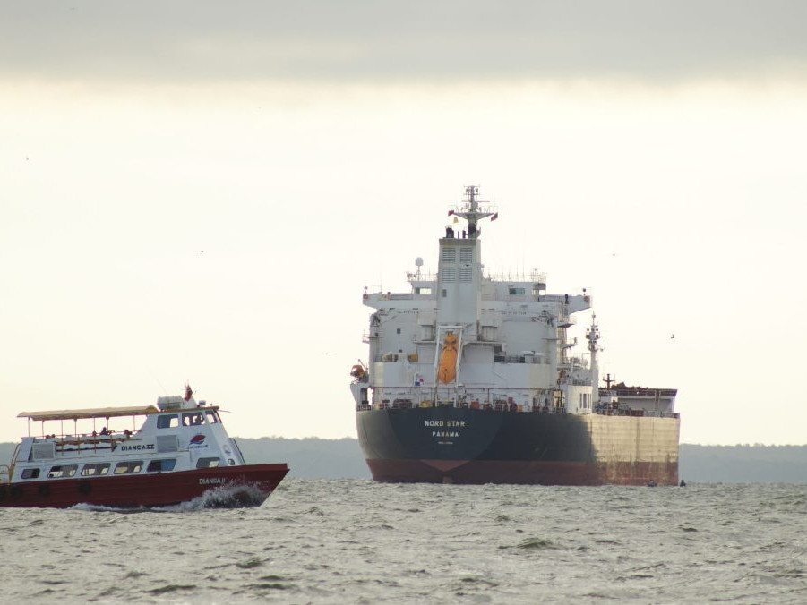 Loď pláva okolo venezuelského tankera.