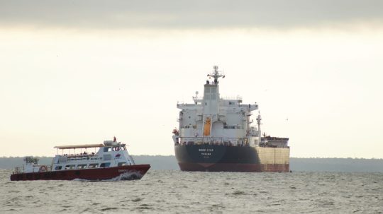 Loď pláva okolo venezuelského tankera.