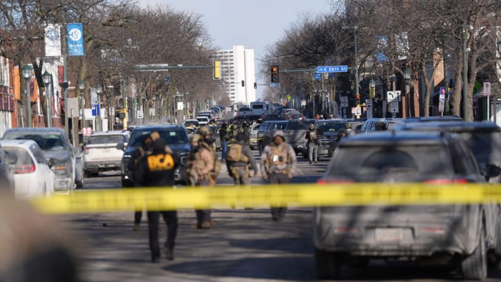 Federálni agenti neďaleko miesta streľby.