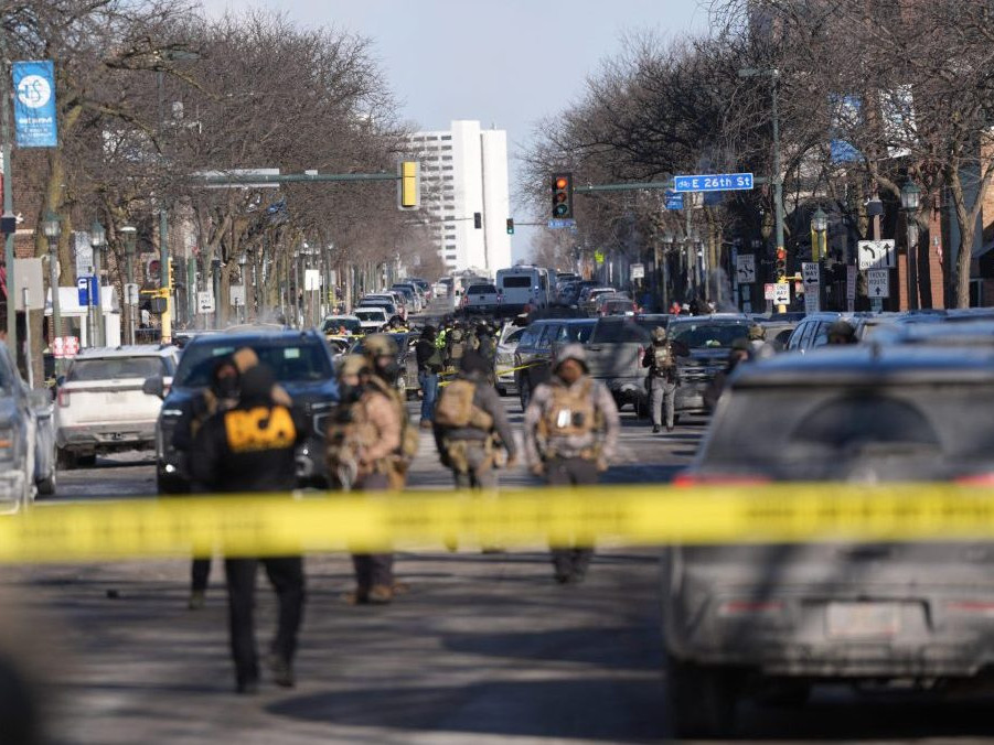 Federálni agenti neďaleko miesta streľby.