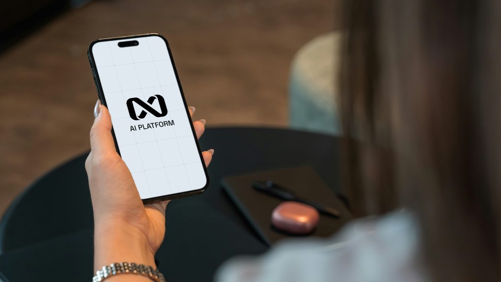 Osoba pracuje na telefóne s platformou s umelou inteligenciou.