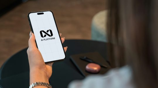 Osoba pracuje na telefóne s platformou s umelou inteligenciou.