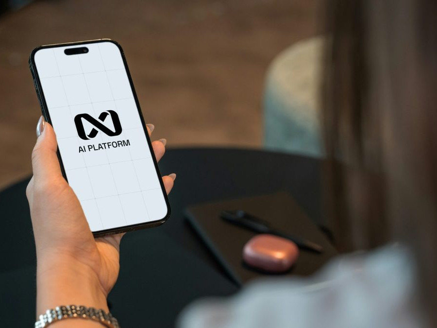 Osoba pracuje na telefóne s platformou s umelou inteligenciou.