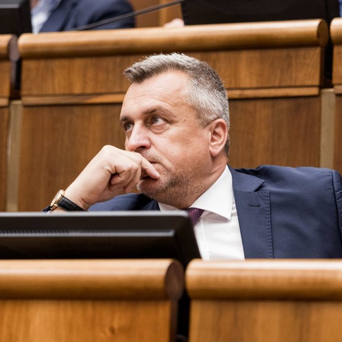 Na snímke je podpredseda parlamentu za Slovenskú národnú stranu Andrej Danko sediaci v pléne Národnej rady Slovenskej republiky.
