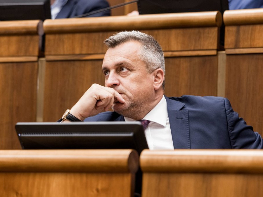 Na snímke je podpredseda parlamentu za Slovenskú národnú stranu Andrej Danko sediaci v pléne Národnej rady Slovenskej republiky.