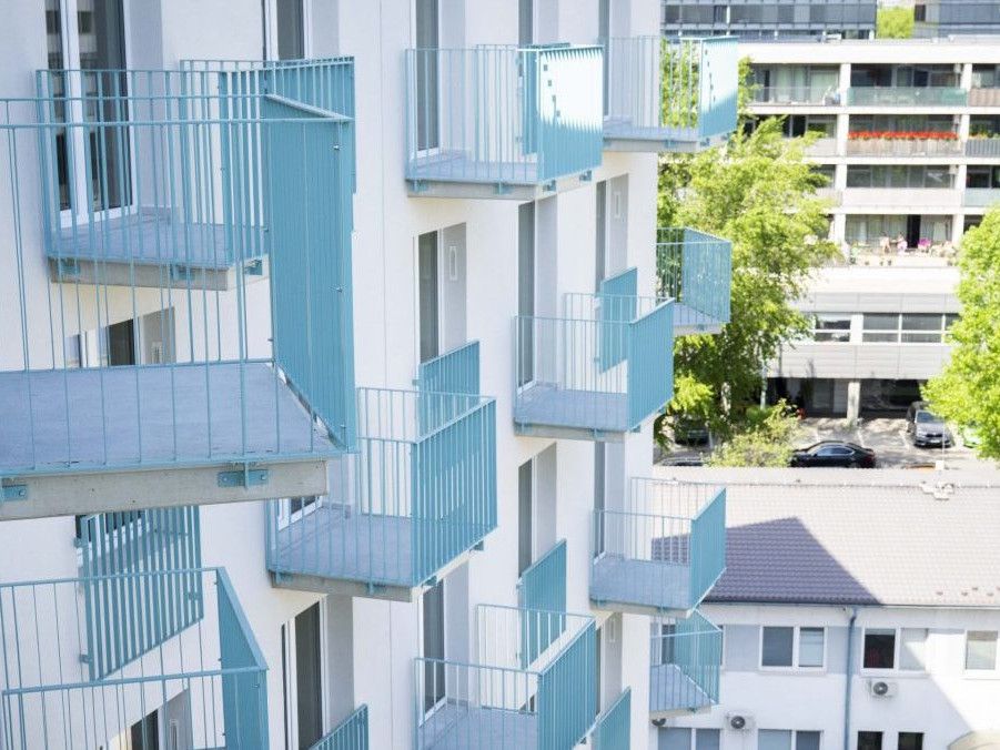 Na ilustračnej snímke bytovka v Bratislave.