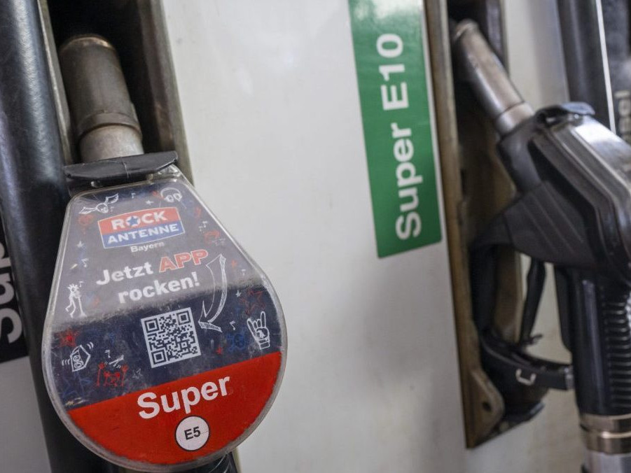 Na ilustračnej snímke tankovanie.