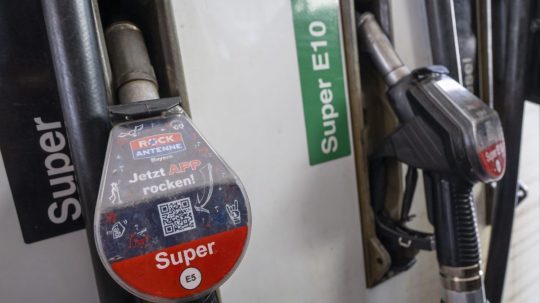 Na ilustračnej snímke tankovanie.