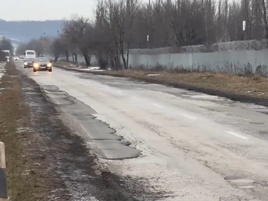 Cesta v dezolátnom stave.