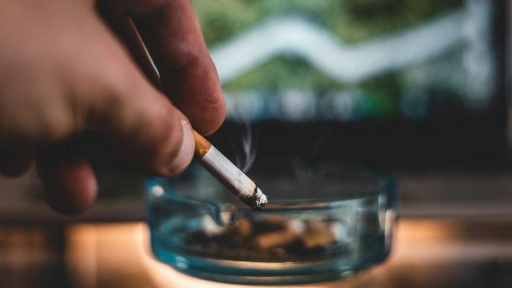 Na ilustračnej snímke cigareta.