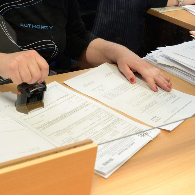 Na snímke daňovníčka podáva daňové priznanie na Daňovom úrade.