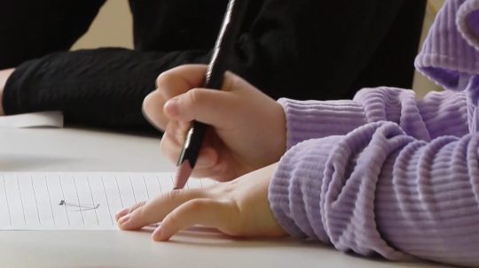 Na ilustračnej snímke detská ruka.