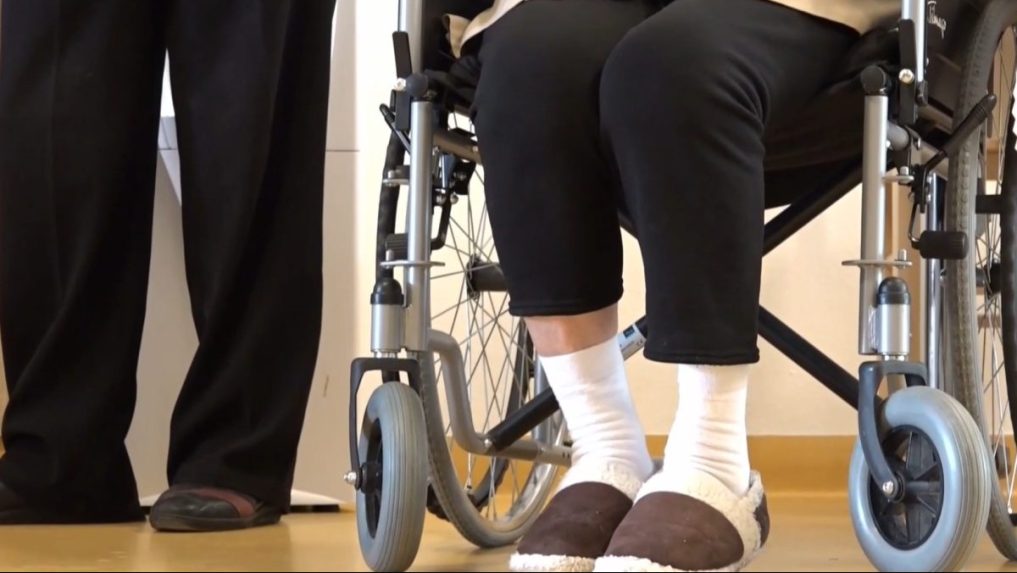 Na ilustračnej snímke dôchodkyňa na invalidnom vozíku.