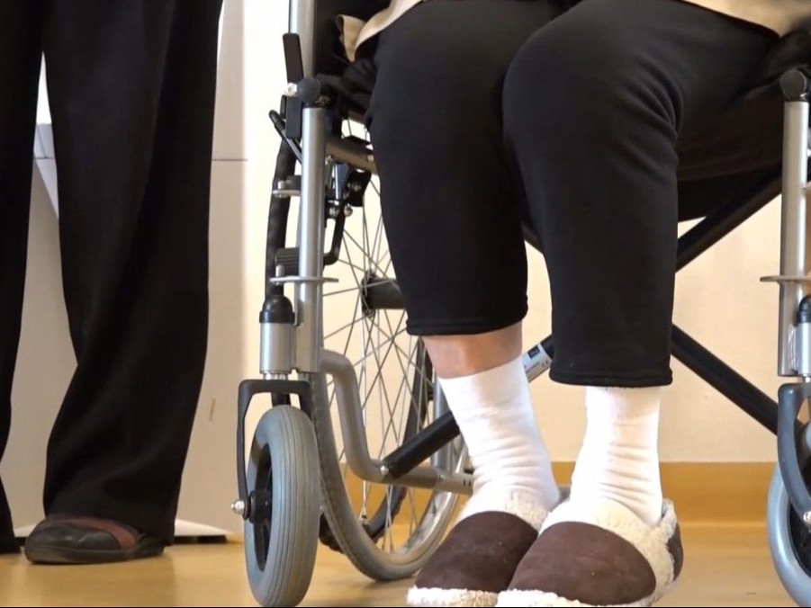 Na ilustračnej snímke dôchodkyňa na invalidnom vozíku.