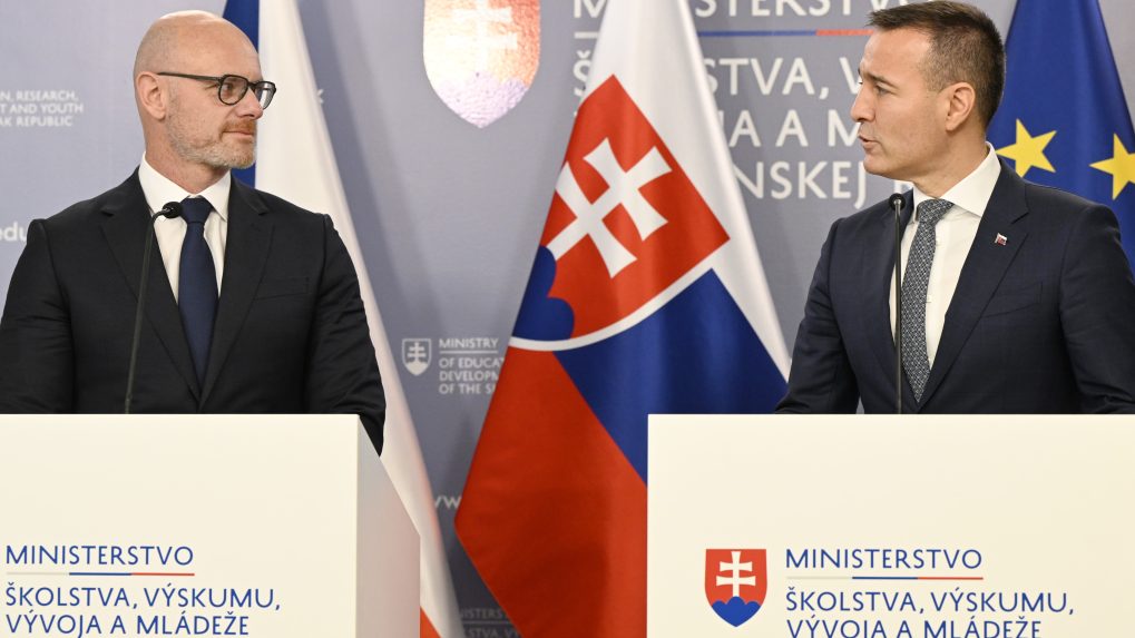 Minister &scaron;kolstva Tom&aacute;&scaron; Drucker (Hlas-SD) a nov&yacute; minister &scaron;kolstva Českej republiky Robert Plaga.