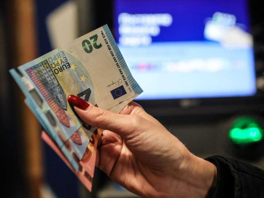 žena drží v ruke eurobankovky