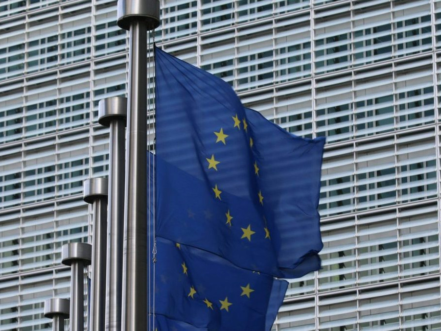Na ilustračnej snímke vlajky EÚ.