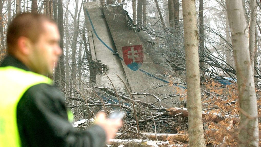 Trosky havarovaného vojenského lietadla AN-24 pri obci Hejce.