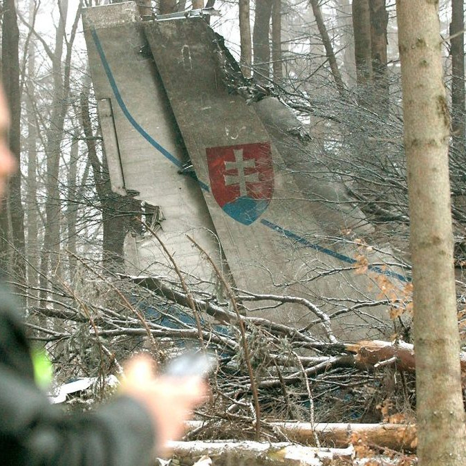 Trosky havarovaného vojenského lietadla AN-24 pri obci Hejce.