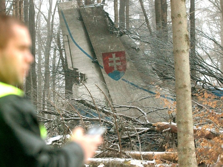 Trosky havarovaného vojenského lietadla AN-24 pri obci Hejce.
