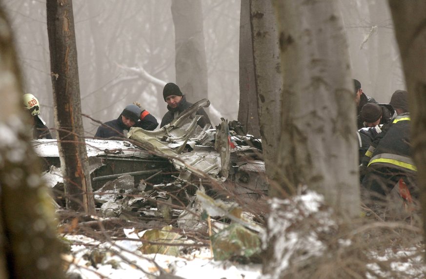 Trosky havarovaného vojenského lietadla AN-24 pri obci Hejce.