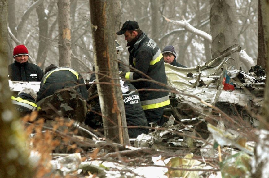 Trosky havarovan&Atilde;&Acirc;&copy;ho vojensk&Atilde;&Acirc;&copy;ho lietadla AN-24 pri obci Hejce.