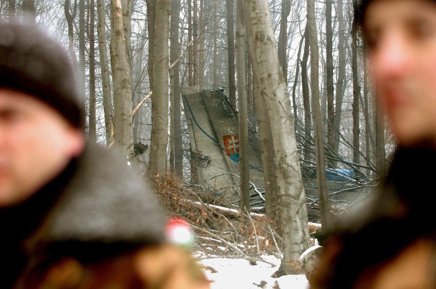 Trosky havarovaného vojenského lietadla AN-24 pri obci Hejce.
