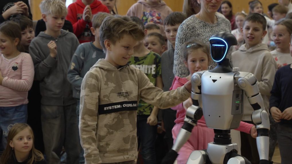 Humanoidný robot a deti