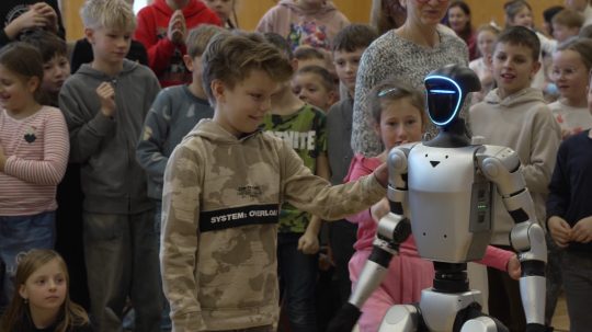 Humanoidný robot a deti
