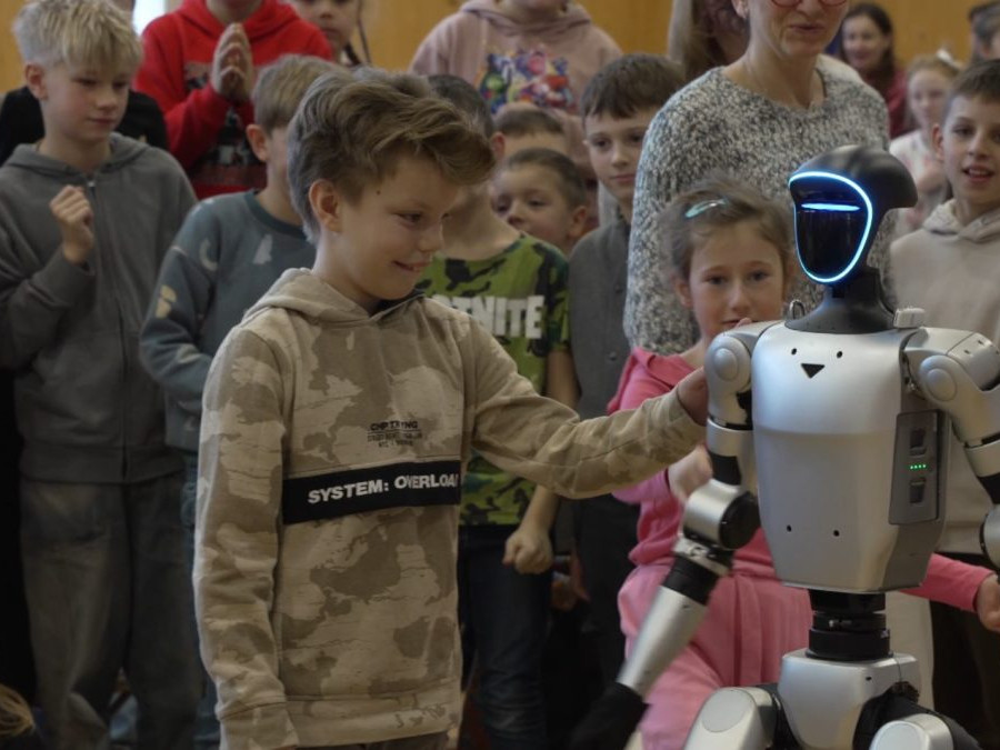 Humanoidný robot a deti