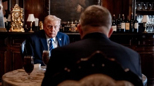 Na snímke Donald Trump a Robert Fico.