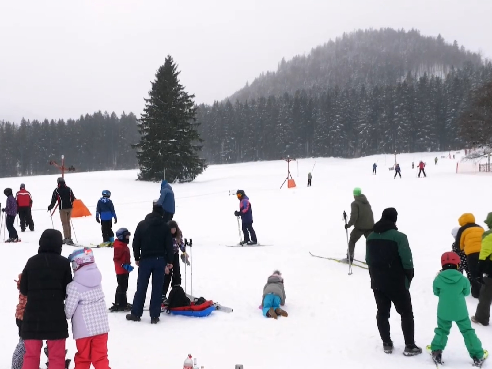 V areáli si prídu na svoje začínajúci lyžiari, sánkari aj bežkári.