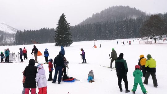 V areáli si prídu na svoje začínajúci lyžiari, sánkari aj bežkári.