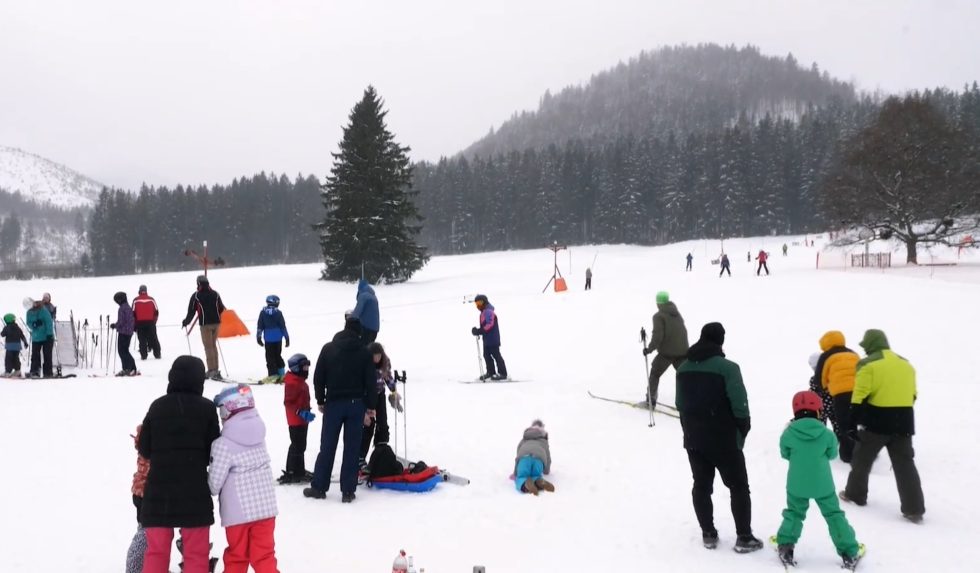V areáli si prídu na svoje začínajúci lyžiari, sánkari aj bežkári.