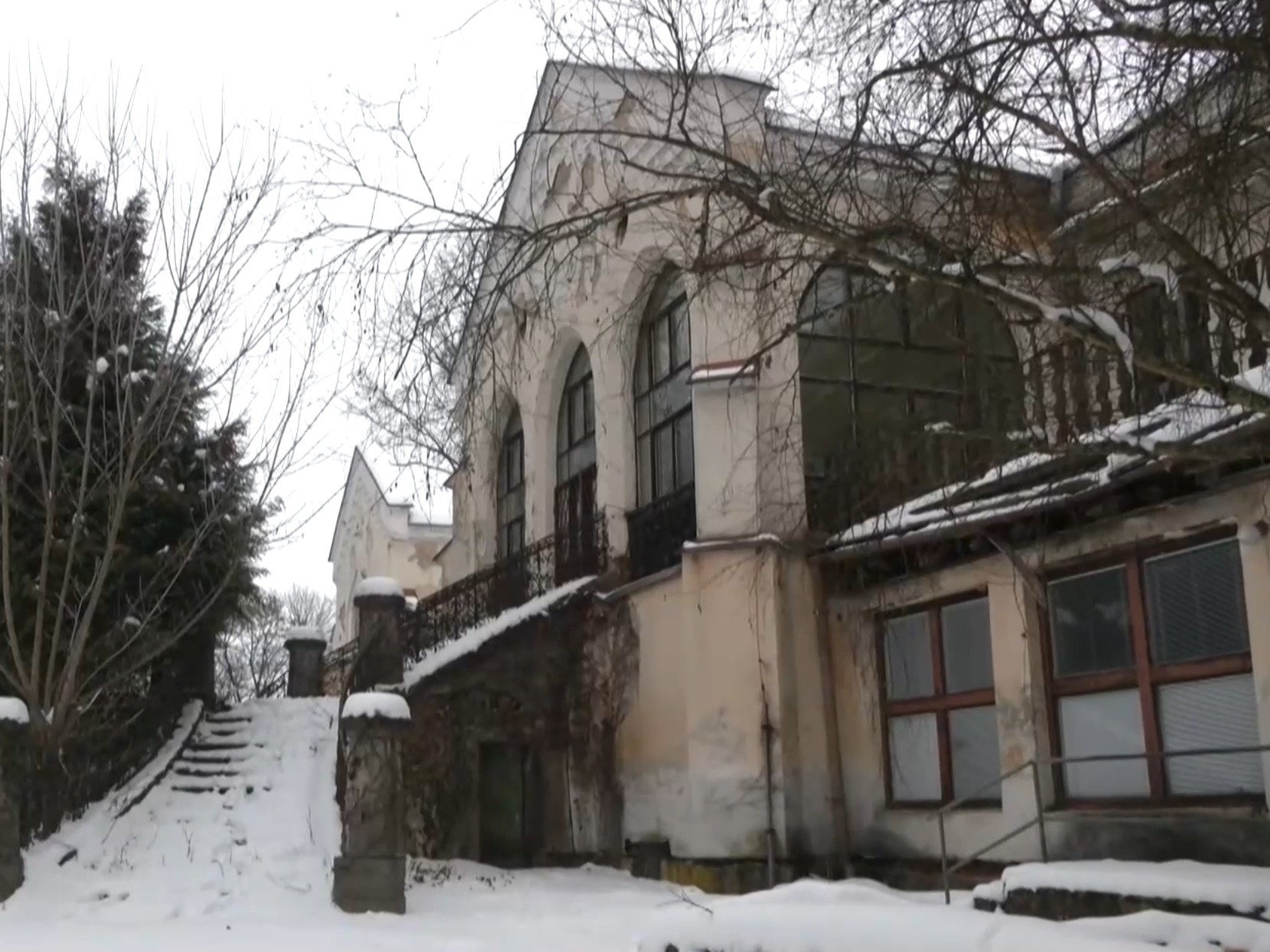 V novogotickom kaštieli v Slatinke z roku 1860 sídlilo zariadenie sociálnych služieb.