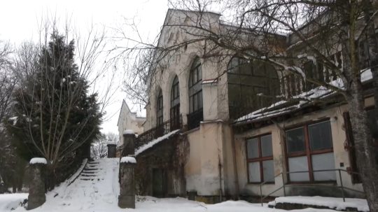 V novogotickom kaštieli v Slatinke z roku 1860 sídlilo zariadenie sociálnych služieb.