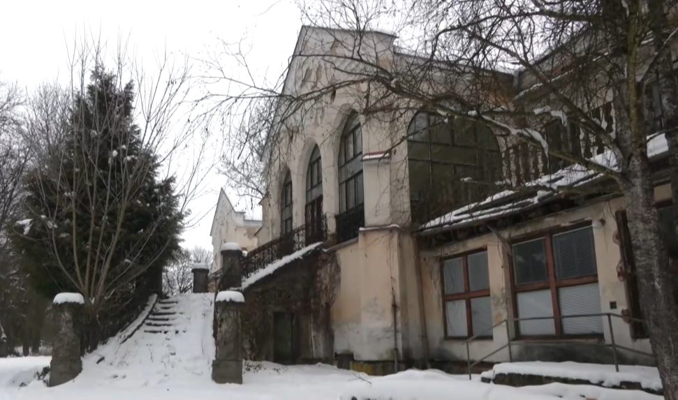 V novogotickom kaštieli v Slatinke z roku 1860 sídlilo zariadenie sociálnych služieb.