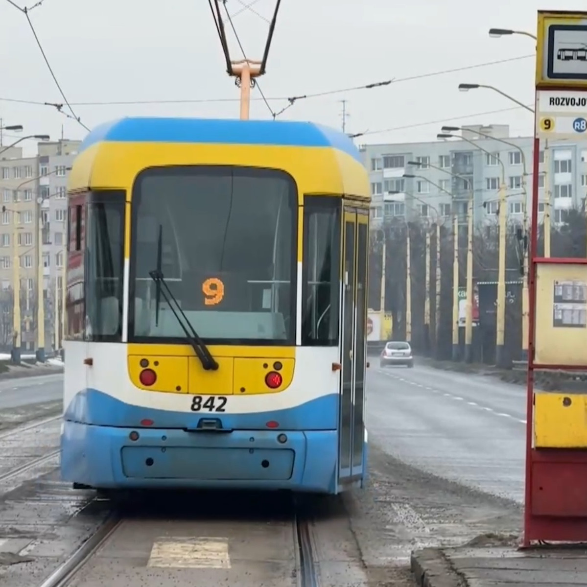 Vyše tridsaťročná trať je viditeľne v zlom stave.