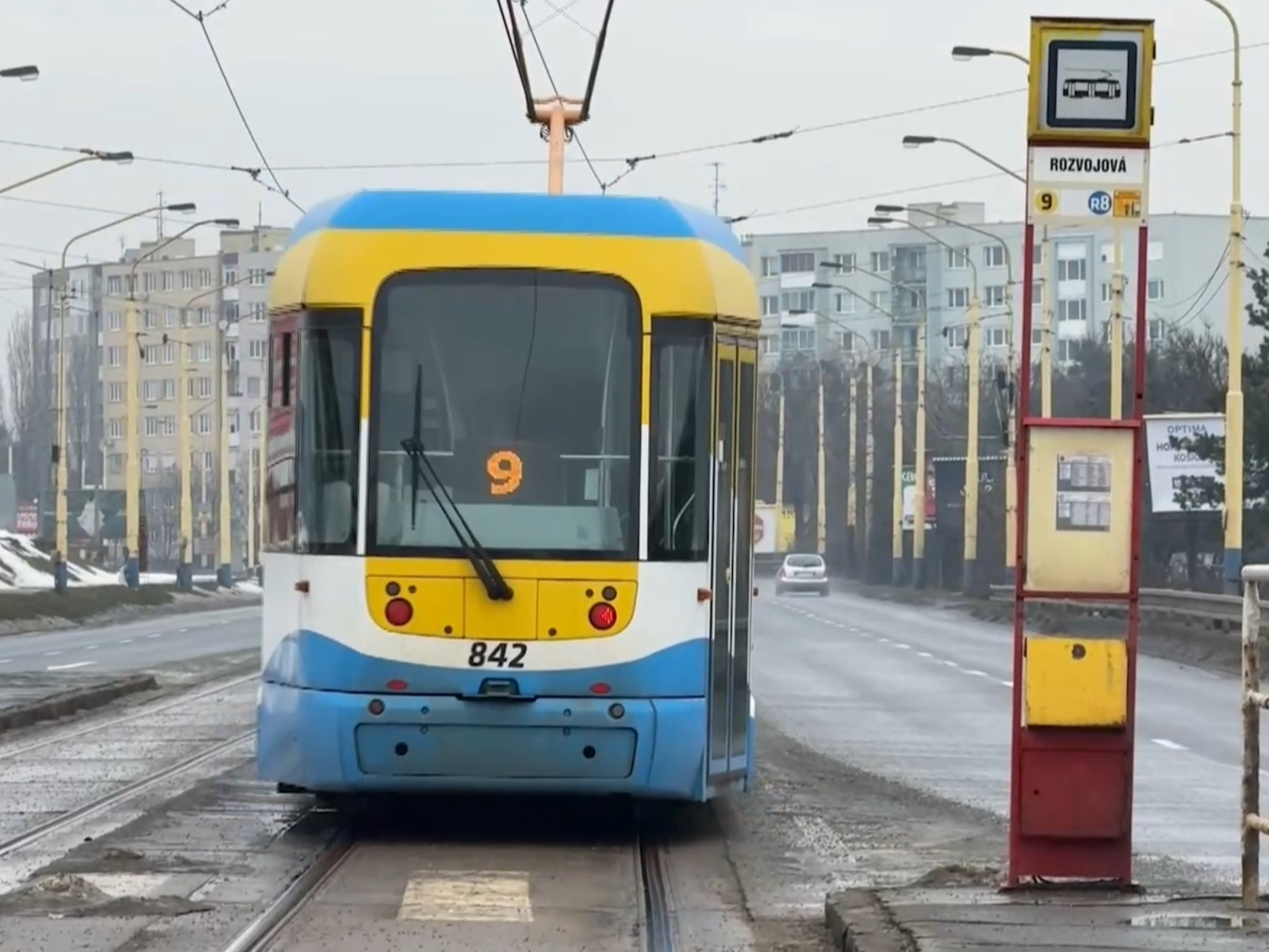 Vyše tridsaťročná trať je viditeľne v zlom stave.