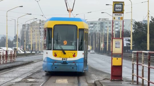 Vyše tridsaťročná trať je viditeľne v zlom stave.