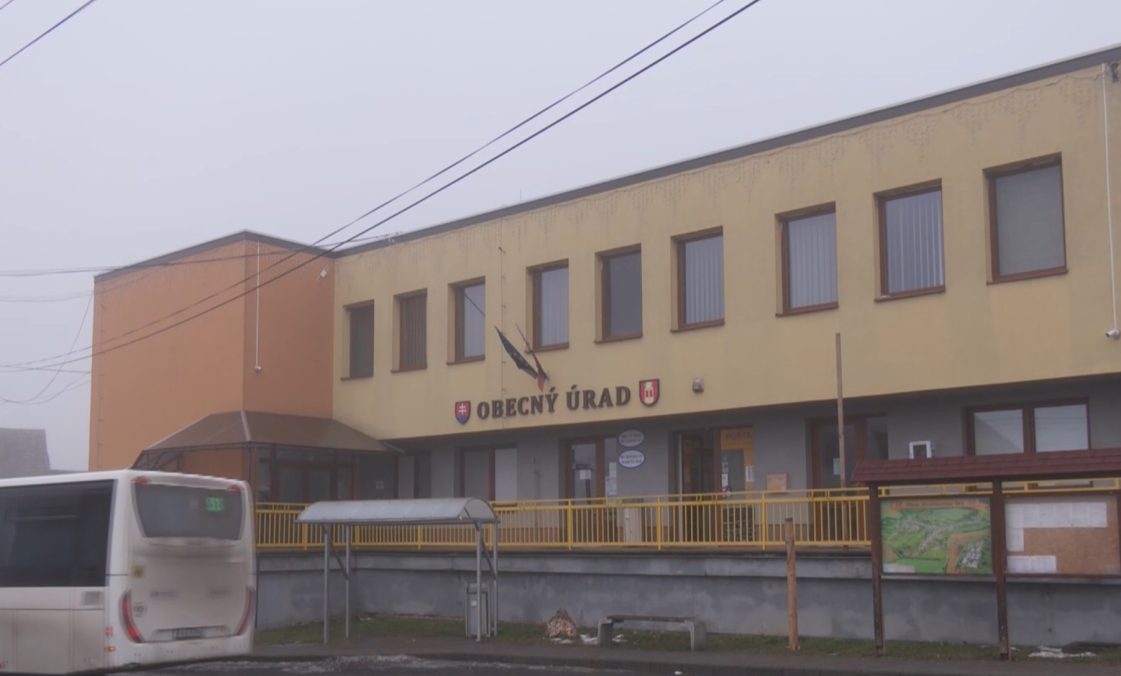 Obecn&aacute; ekon&oacute;mka mala ukradn&uacute;ť st&aacute;tis&iacute;ce eur tak, že peniaze pres&uacute;vala na svoj &uacute;čet. Dedina pri Polt&aacute;ri bojuje o chod samospr&aacute;vy