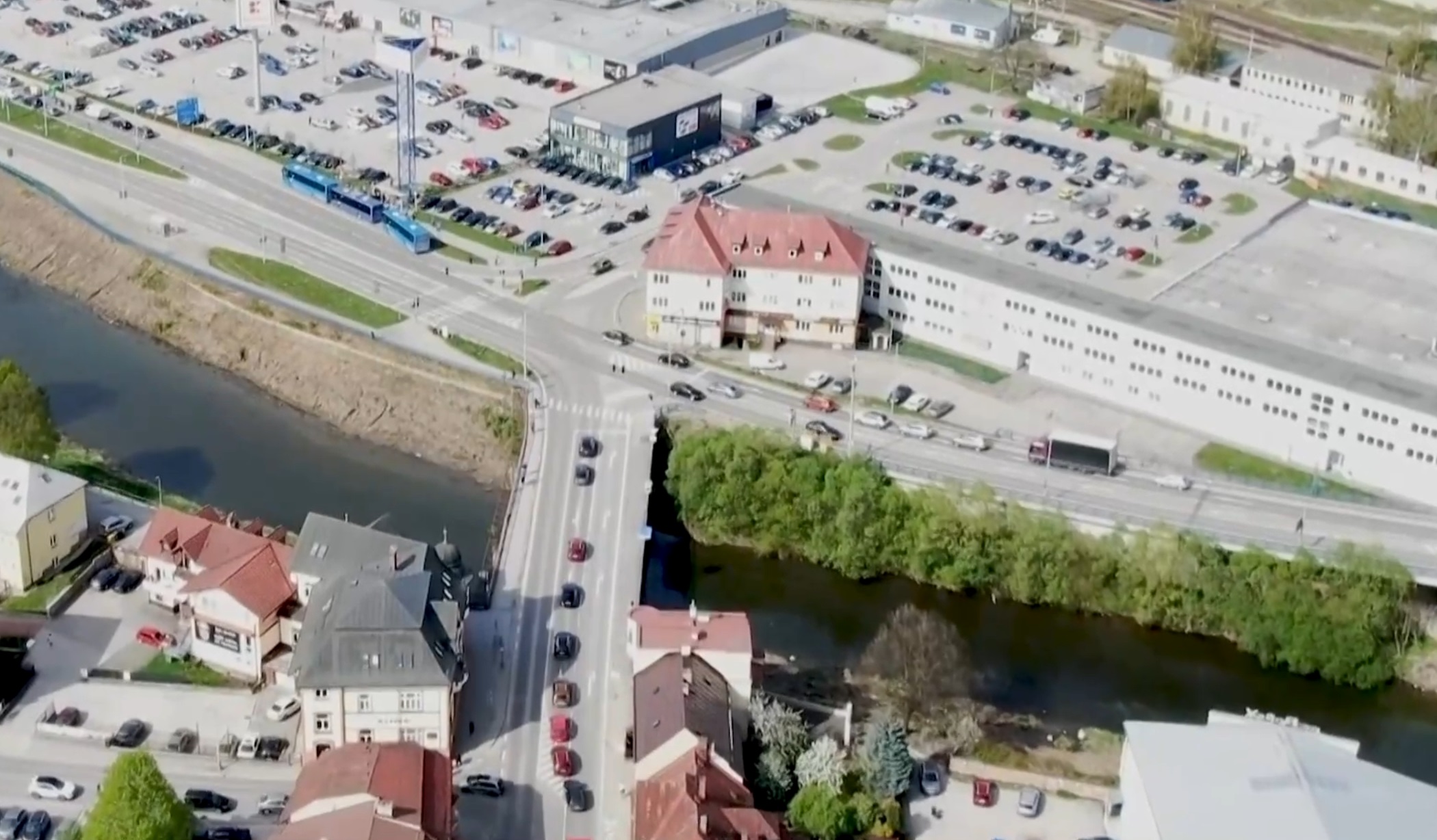 Čadca stoj&iacute; pred n&aacute;ročnou v&yacute;zvou, ako zvl&aacute;dnuť dopravu bez kolapsu: Mesto zb&uacute;ra d&ocirc;ležit&yacute; most, na jeho mieste postav&iacute; nov&yacute;