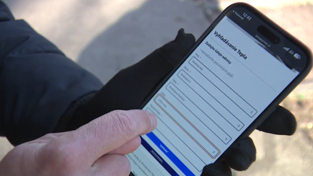 na snímke displej telefónu so stránkou energopomoc.sk