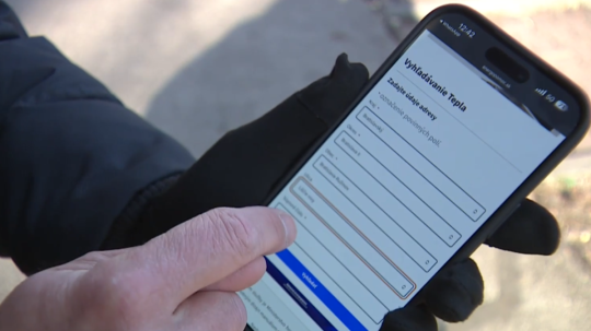 na snímke displej telefónu so stránkou energopomoc.sk