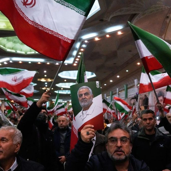 Na snímke protestujúci v Iráne.