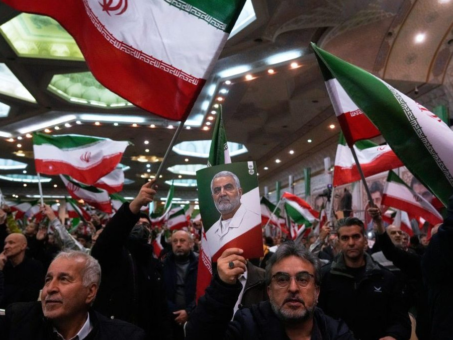 Na snímke protestujúci v Iráne.