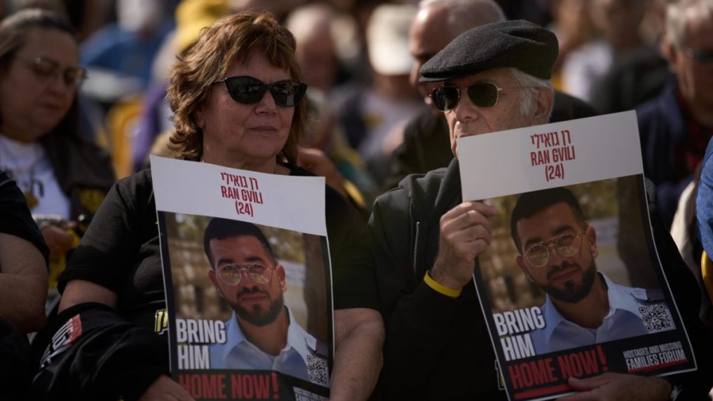 Na snímke protestujúci v Izraeli žiadajú návrat mŕtveho rukojemníka Rana Gviliho.