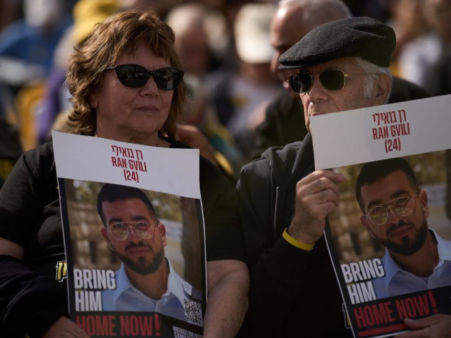 Na snímke protestujúci v Izraeli žiadajú návrat mŕtveho rukojemníka Rana Gviliho.