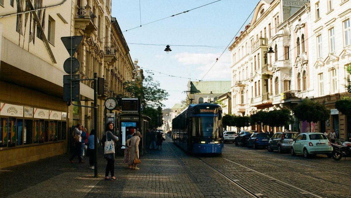 Za hlasn&eacute; telefonovanie zaplatia desiatky eur. Krakov zav&aacute;dza nov&eacute; pravidl&aacute; v MHD, cestuj&uacute;cich čakaj&uacute; zmeny